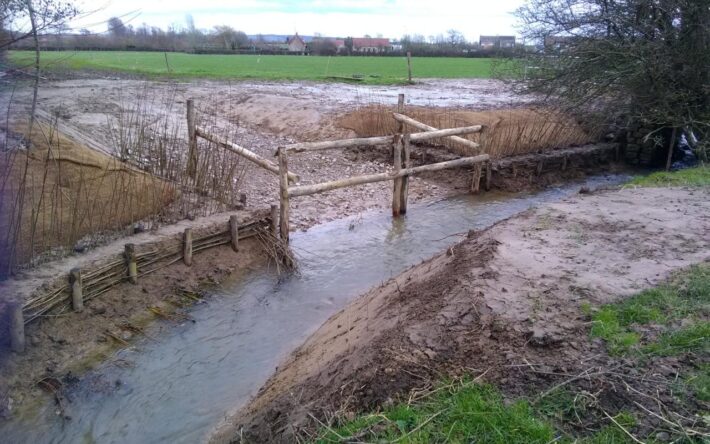 Pose de clôtures et création d'abreuvoirs pour protéger les berges - Crédits photo :  SYMSAGEB