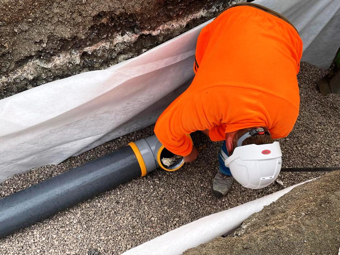 Les tuyaux sont posés sur un lit de graviers et une bâche pour éviter le contact avec le sol marécageux - Crédits photo : Commune de Longpre-les-Corps-Sains