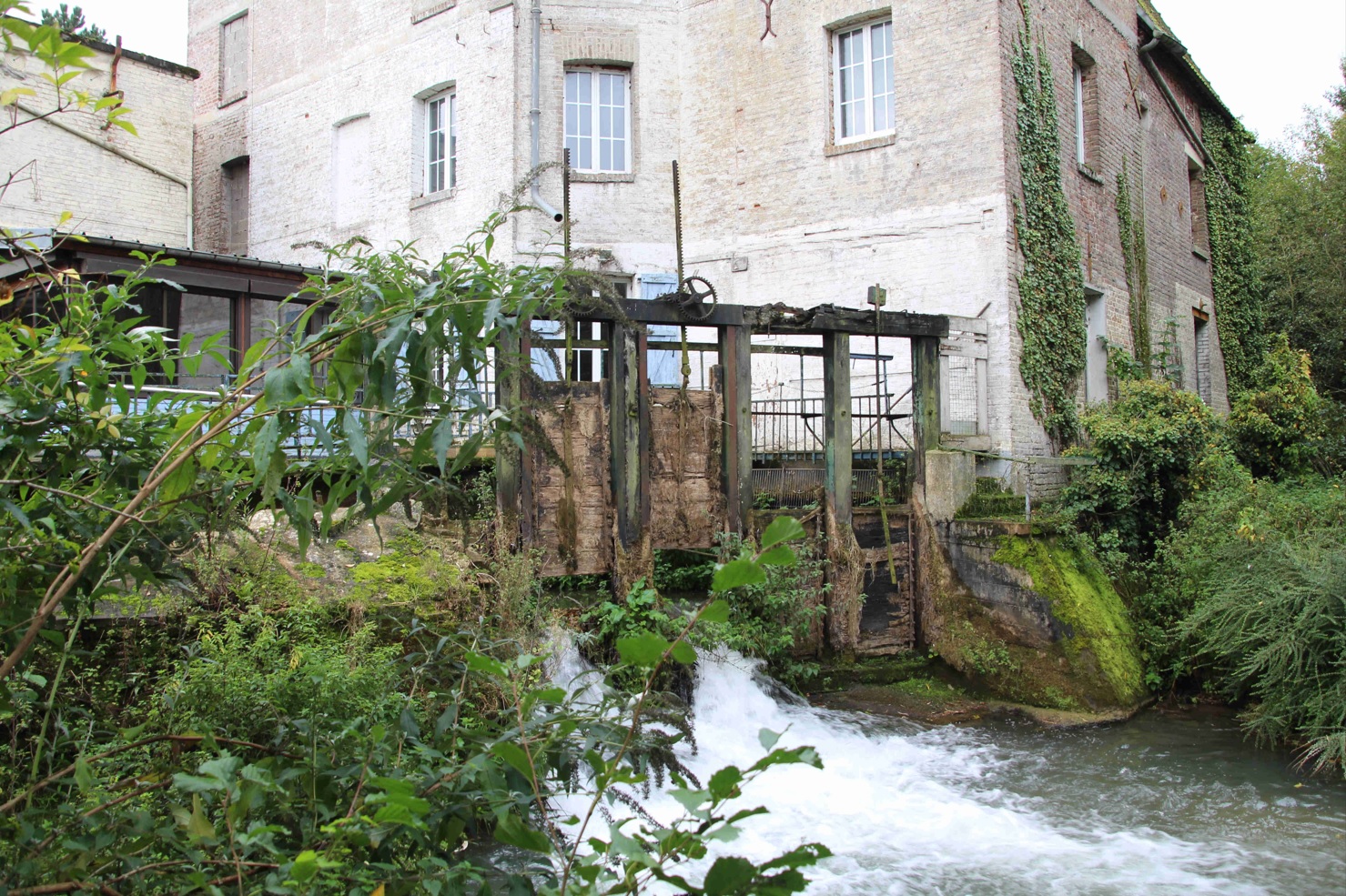 Avant les travaux : un seuil infranchissable de 1,97m au niveau du moulin du Soudet  - Crédits photo : EPTB Somme AMEVA