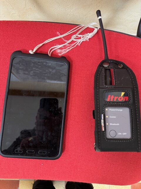 Le relevé des compteurs se réalise à distance à l’aide d’une tablette connectée aux compteurs - Crédits photo : Mairie Veilleins