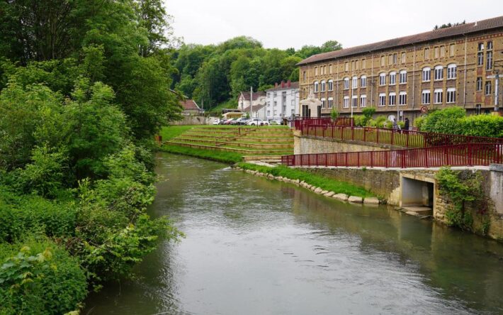 Le verger conservatoire installé au-dessus des gradins végétalisés du monument aux morts regroupe des espèces anciennes de la région - Crédits photo : Banque des Territoires