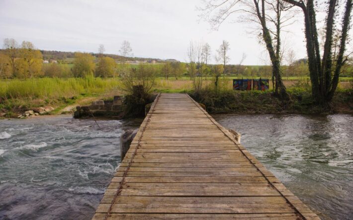 Une nouvelle passerelle enjamble le bras de Meuse sur le site de Chatipré - Crédits photo : Communauté de communes du Sammiellois