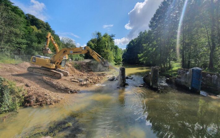 Travaux en vue de la réalisation d'une nouvelle paserelle - Crédits photo : Communauté de communes du Sammiellois