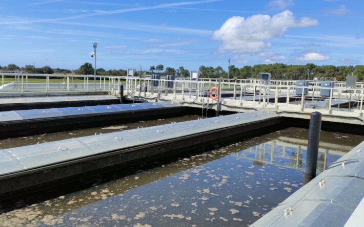 Le procédé Nereda® comporte 3 bassins d’oxygénation/décantation. Lors de la décantation, les boues granulaires, plus denses que des boues activées classiques, accélèrent la clarification de l’eau - Crédits photo : Banque des Territoires