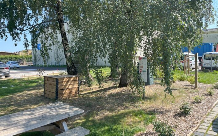 Des aires de pause, des composteurs, une trame comestible avec des arbustes à petits fruits améliorent le cadre de travail – Crédits photo : Banque des Territoires
