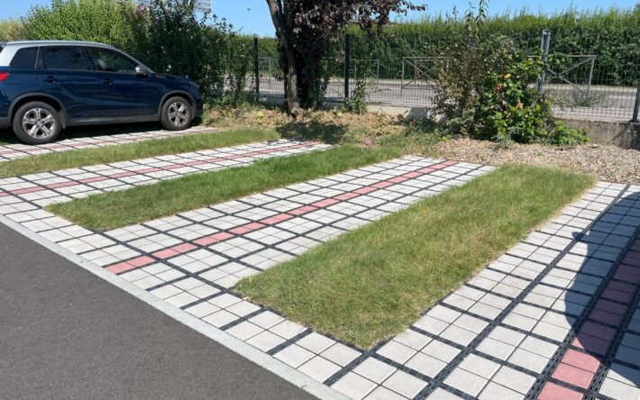 Chaussée drainante, chaussée réservoir, noues, massifs drainants… ont été créés et sept points de mesure de remplissage installés – Crédits photo : Banque des Territoires