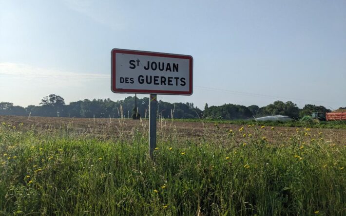 Panneau d’entrée dans Saint-Jouan-des-Guérets  - Crédits photo : Banque des Territoires