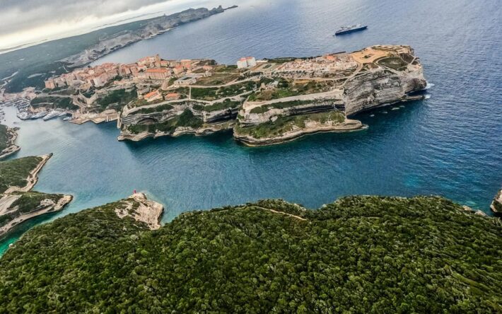 Une photo de Bonifacio, falaises et mer. Posée sur son éperon rocheux, la cité de Bonifacio, un environnement exceptionnel avec vue sur les falaises et les Bouches - Crédits photo : Banque des Territoires
