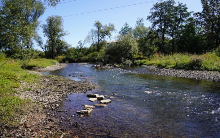 Grâce aux méandres recréés, la vitesse de la Savoureuse est moins importante, ce qui a permis de solutionner aussi les problèmes d'érosion des digues et des berges. Crédit photo :  Banque des Territoires