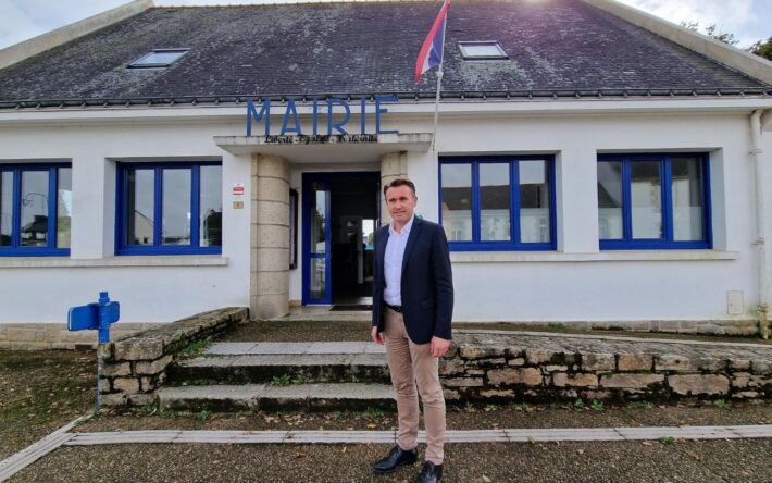 François Mousset, maire de la commune du Tour du Parc, poursuit la dynamique de conquête de la qualité de l'eau, élément indispensable de l'attractivité du territoire et de la santé des habitants – Crédits photo : Banque des Territoires