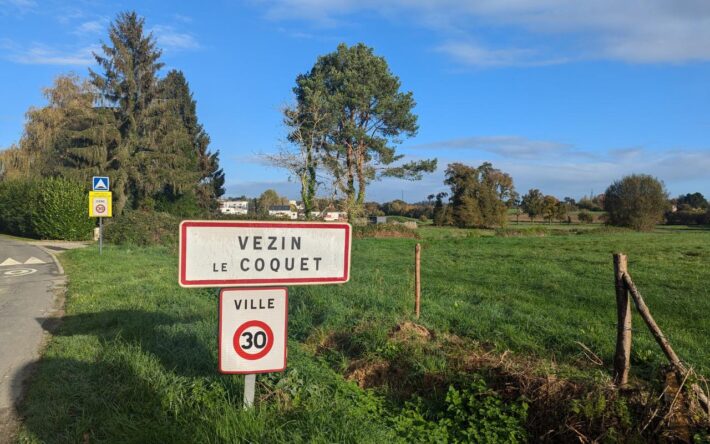Panneau d'entrée de Vézin-le-coquet  - Crédits photo : Banque des Territoires