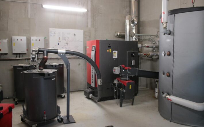La chaudière biomasse mixte installée dans la salle omnisports fonctionne avec du miscanthus, et, si besoin, du bois déchiqueté - Crédits photo : Banque des Territoires