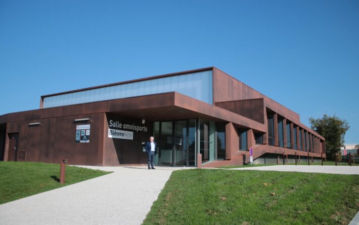 La nouvelle salle omnisports de Saint-Jean-de-Bournay a été construite selon des critères environnementaux très ambitieux - Crédits photo : Banque des Territoires