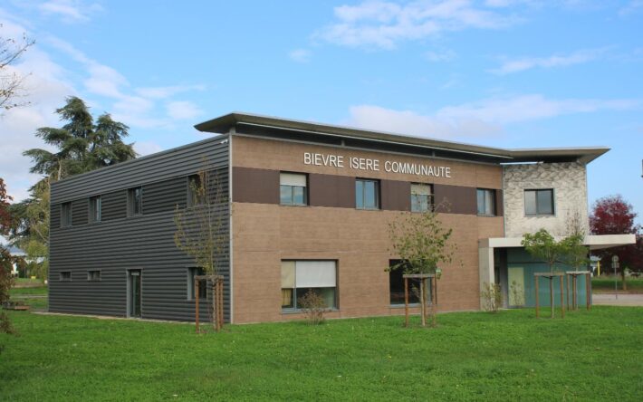 Le siège de l’intercommunalité Bièvre Isère Communauté, à Saint-Étienne-de-Saint-Geoirs - Crédits photo : Banque des Territoires
