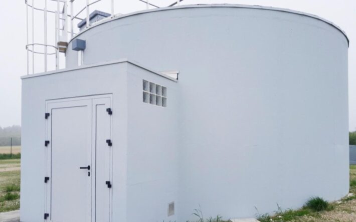 Installé sur un point haut, ce réservoir achemine l'eau au robinet des habitants par  simple gravitation - Crédits photo : Communauté de communes du Grand  Reims