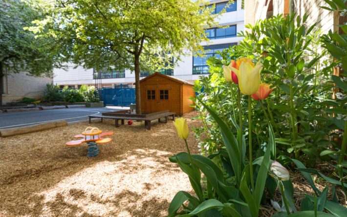 La cour végétalisée actuelle de la maternelle Rabelais à Montrouge (92) – Crédits photo : Ville de Montrouge - Arthur De Tassigny