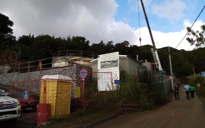 Chantier de réhabilitation de la station de potabilisation de Bois-de-Nèfles - Sainte-Clotilde, projet mené par la Mairie de Saint-Denis, avec pour objectif une eau de qualité pour tous - – Crédits photo : La CINOR