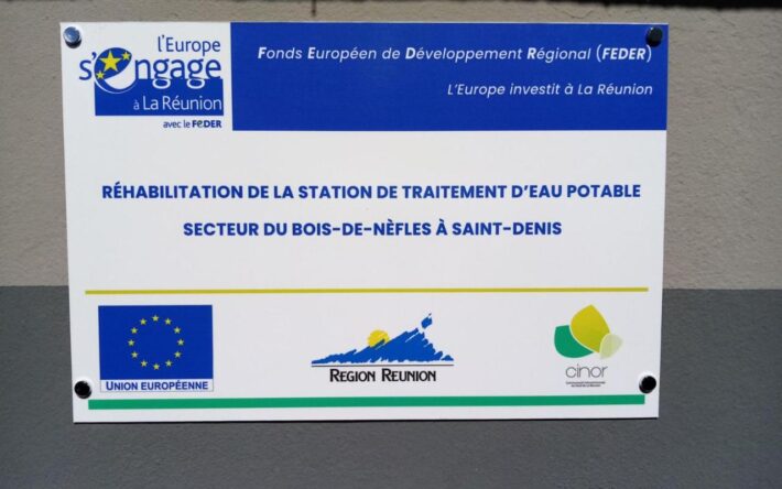Panneau signalant la réhabilitation de la station de traitement d’eau potable à Bois-de-Nèfles, Saint-Denis, financée par le FEDER avec le soutien de l’Union Européenne, de la Région Réunion et de la CINOR. – Crédits photo :  La CINOR