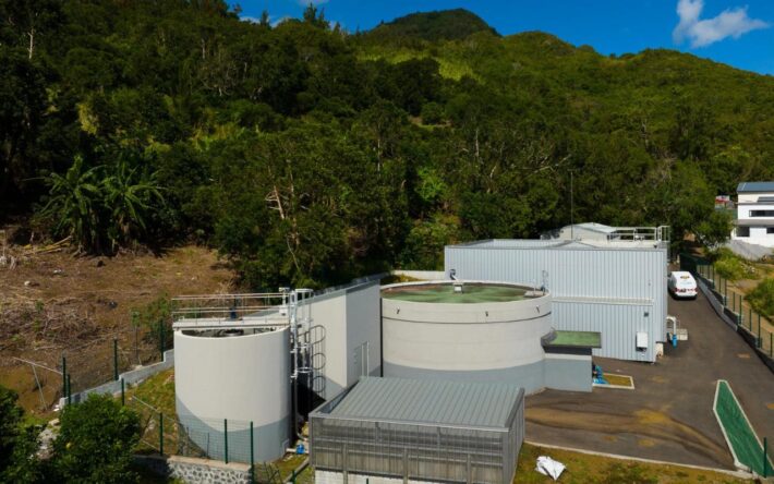 Photo vue de côté de l’usine de potabilisation de Bois-de-Nèfles – Crédits photo : Runéo