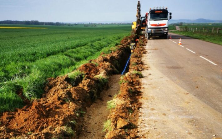 La tranchée permettant le raccordement en eau potable – Crédits photo  : Syndicat Mixte de Production d’eau potable du sud Haute-Marne (SMIPEP)