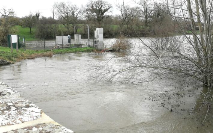 Photos comparatives des niveaux d’eau à la confluence des rivières de la Sienne et de l’Airou, commune de Ver (grosse différence de niveau d’une saison à l’autre) – en hiver Crédits photo : SDeau50