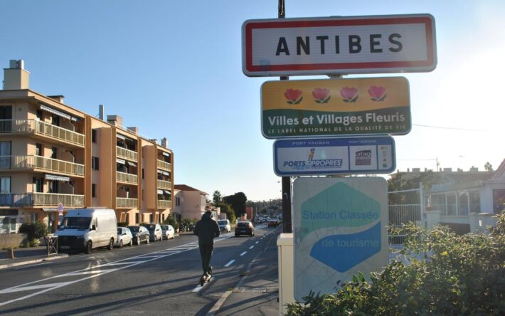 Panneau d'entrée de la ville d'Antibes -  Crédits photo : Banque des Territoires