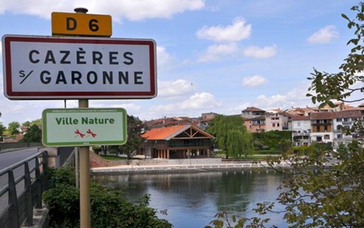 Panneau d'entrée de Cazères sur Garonne – Crédits photo : Banque des Territoires
