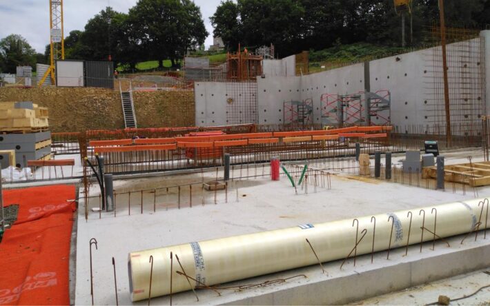 L’usine de potabilisation en construction. Bâches en cours de réalisation – Crédits photo : SMG Eau 35