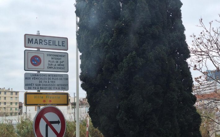 Panneau d'entrée de Marseille - Crédits photo : Banque des Territoires