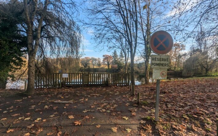 Les berges de cet étang ont été aménagés pour permettre l’accès à un camion de pompier – Crédits photo : Banque des Territoires Un puisard rénové sur la commune de Melesse (35) - Crédits photo : CEBR-Cyril Patrault