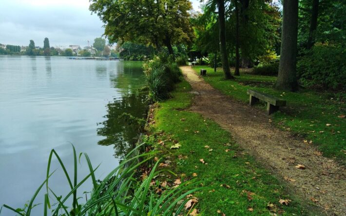 Vue sur des berges naturelles aménagées aux abords du lac d’Enghien-les-Bains - Crédits photo : SIARE
