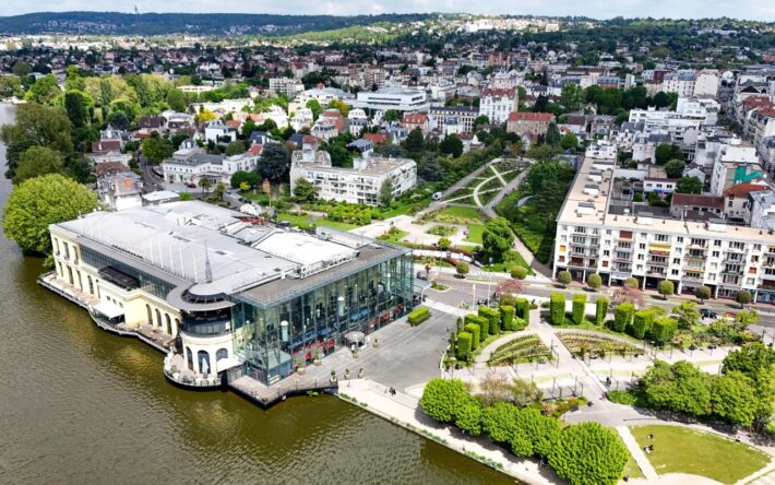 Vue aérienne du casino aux abords du lac d’Enghien-les-Bains - Crédits photo : Mairie d’Enghien-les-Bains - Agence RDVA