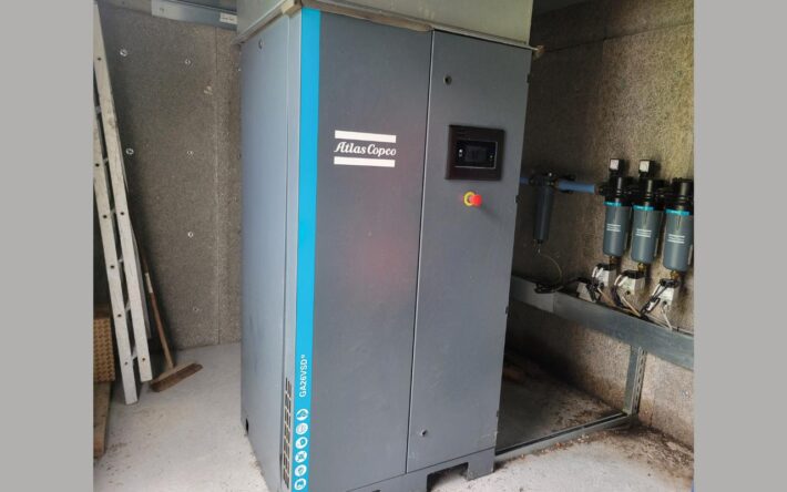 Installé à proximité du barrage, un compresseur d’air injecte de l’air en continu dans les tuyaux présents dans  la retenue d’eau – Crédits photo : Banque des Territoires