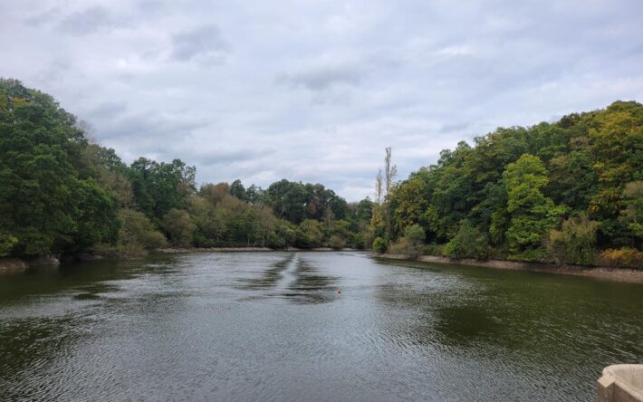 A la surface de la retenue d’eau, une ligne verticale de ridule est visible, signe visible de la présence du système d’aération de l’eau, dont les tuyaux injectent de l’oxygène en continu dans les profondeurs – Crédits photo : Banque des Territoires