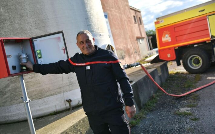 Capitaine Michel Maurizard, à l’initiative du projet, devant le raccord spécialement créé pour les cuves viticoles à la main – Crédits photo : SDIS66
