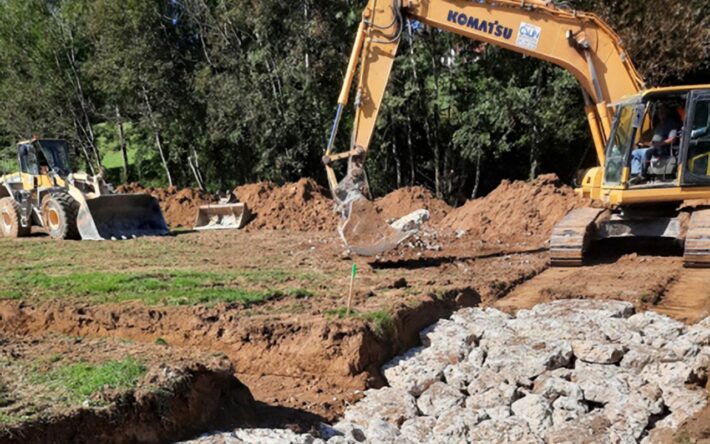 Travaux en cours :installation d'un seuil de fond à la  jonction de l'ancien lit - Crédits photo : SMBMA