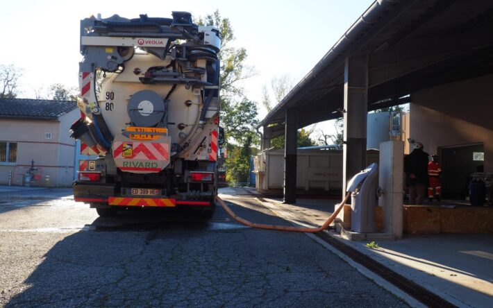 Camion hydrocureur en cours de rechargement en eau issue de la REUT - Crédits photo : Banque des Territoires