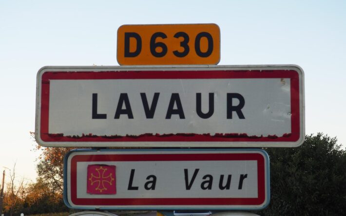 Panneau d’entrée de la ville de Lavaur dans le Tarn - Crédits photo : Banque des Territoires