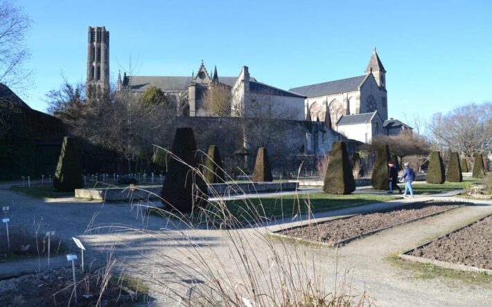 Les jardins au pied de la cathédrale, à proximité de la piscine des Casseaux - Crédits photo : Banque des Territoires