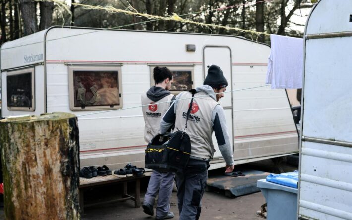 Des membres de l'équipe de Solidarités International en intervention de maintenance des points d'eau installés dans un bidonville de Nantes Métropole - Crédits photo : Solidarités International