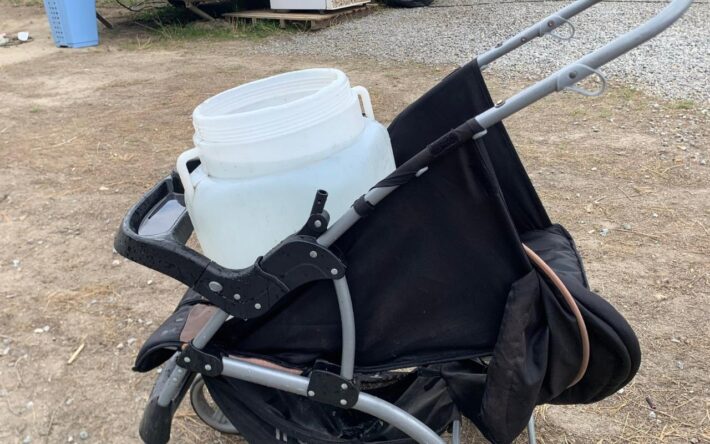 L'ordonnance n°2022-1611 fixe à 50 litres par jour et par personne le seuil minimum pour les usages quotidiens de l'eau : boisson, cuisson, hygiène corporelle et domestique. Le poids que représente ce volume nécessaire à toutes et tous est considérable pour les personnes n'ayant pas de raccordement à leur domicile ou sur leur lieu de vie. Ici, un système artisanal de collecte et de transport de l'eau dans un bidonville de Nantes Métropole pour alléger cette charge - Crédits photo : Solidarités International