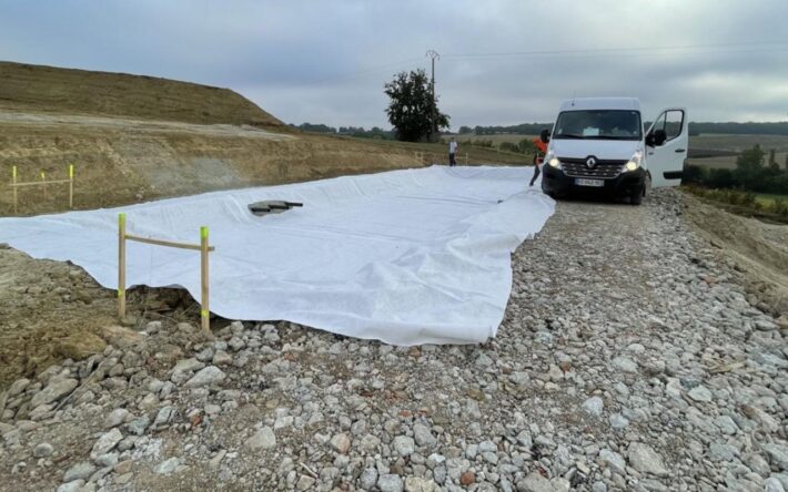 Application du géotextile - Crédits photo : Eau 47