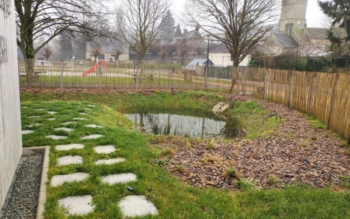 La noue fait le tour de l’école et conduit jusqu’à la mare - Crédits photo : Banque des Territoires