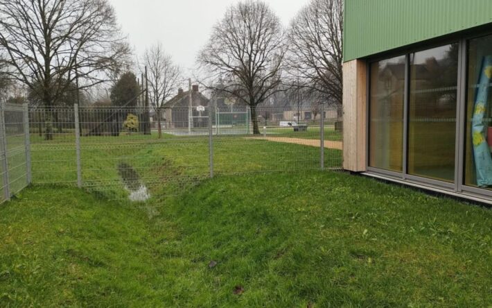 Quelques heures après la pluie, une bonne partie de l’eau collectée dans la noue a déjà été infiltrée - Crédits photo : Banque des Territoires