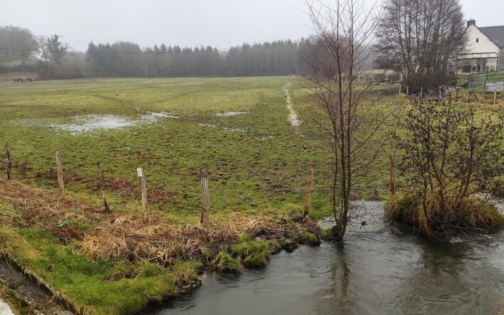 En contrebas de Vimartin, l’Orthe en hautes eaux avec les fortes pluies de l’hiver 2024-2025. Le cours d’eau s’écoule sur 35 km avant de se jeter dans la Sarthe - Crédits photo : Banque des Territoires