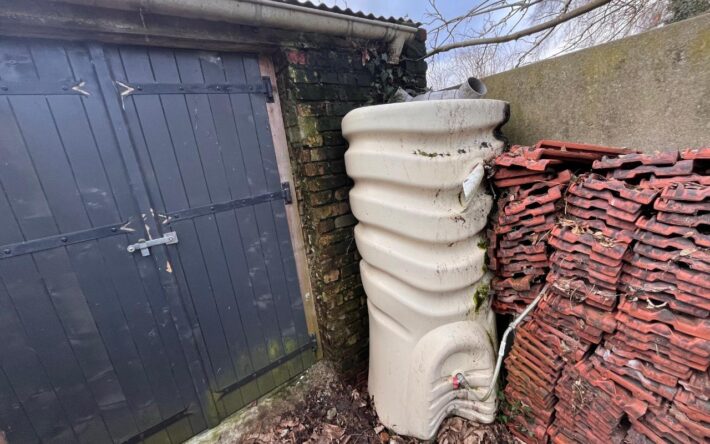 Les récupérateurs d’eau de pluie doivent avoir été achetés dans un commerce du Grand Arras - Crédits photo : Banque des Territoires