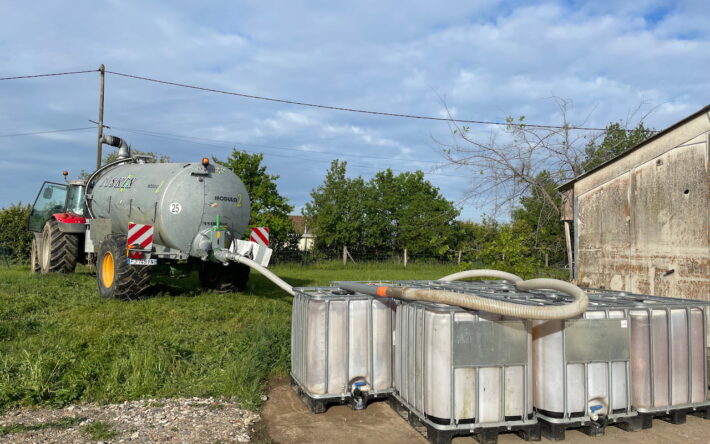 Remplissage de la tonne à lisier - Crédits photo : Maurane Valdelfener