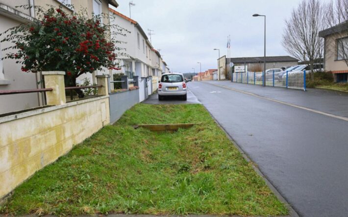 Dans un lotissement de Montrevault-sur-Èvre, 25 % des 135 logements sont passés à la gestion inté-grée des eaux pluviales notamment en déconnectant les gouttières du réseau unitaire  - Crédits photo : Banque des Territoires
