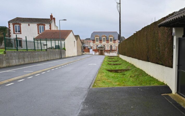Des noues à redans ont été placées sur un des côtés de la chaussée pour pallier à la pente en freinant l’eau et l’infiltrant sur place - Crédits photo : Banque des Territoires