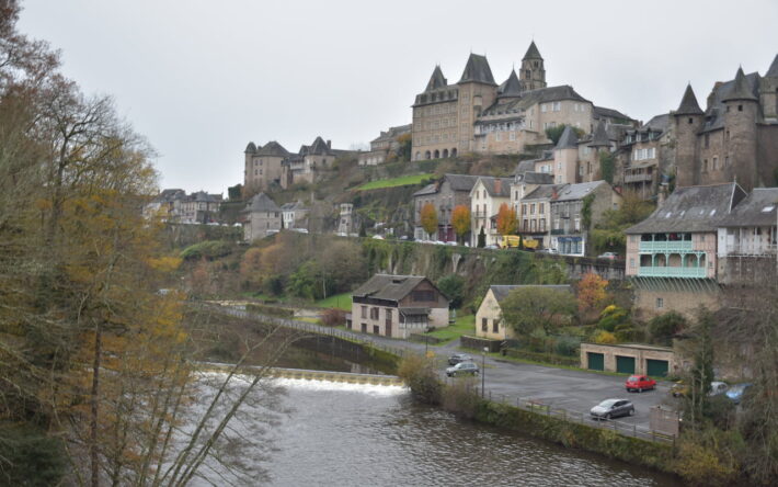 Membre du label des Villes et Villages fleuris, la Ville d’Uzerche souhaite aussi se montrer plus vertueuse sur la question de la gestion de l’eau - Crédits photo : Banque des Territoires